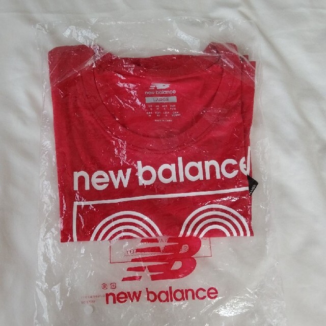 New Balance(ニューバランス)の新品　ニューバランス　赤　ティシャツ レディースのトップス(Tシャツ(半袖/袖なし))の商品写真