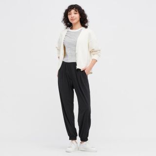 ユニクロ(UNIQLO)の タグ付き未使用　UNIQLOクレープジャージージョガーパンツ サイズL(カジュアルパンツ)