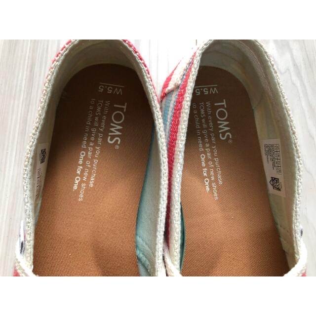 TOMS(トムズ)の新品未使用　トムズ　TOMS  スリッポン　22.5センチ レディースの靴/シューズ(スリッポン/モカシン)の商品写真