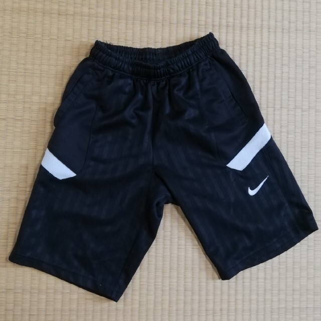 NIKE(ナイキ)のNIKE ナイキ ハーフパンツ 140cm 黒 キッズ/ベビー/マタニティのキッズ服男の子用(90cm~)(パンツ/スパッツ)の商品写真