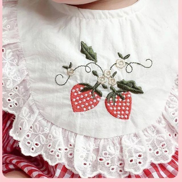 いちご ロンパース 女の子 赤ちゃん キッズ ギンガムチェック 白 赤 ガール キッズ/ベビー/マタニティのベビー服(~85cm)(ロンパース)の商品写真