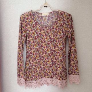 ダブルクローゼット(w closet)のレース付き花柄トップス(カットソー(長袖/七分))