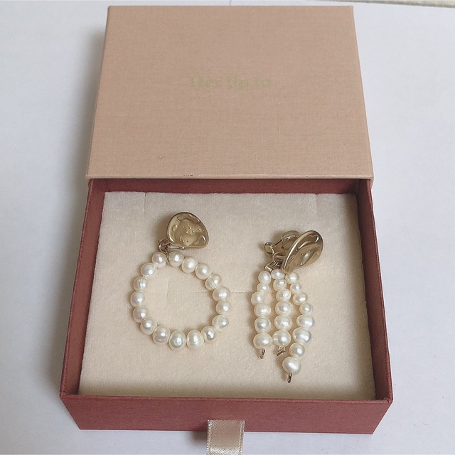 Her lip to(ハーリップトゥ)のHer lip to Asymmetric Pearl Earrings  レディースのアクセサリー(イヤリング)の商品写真