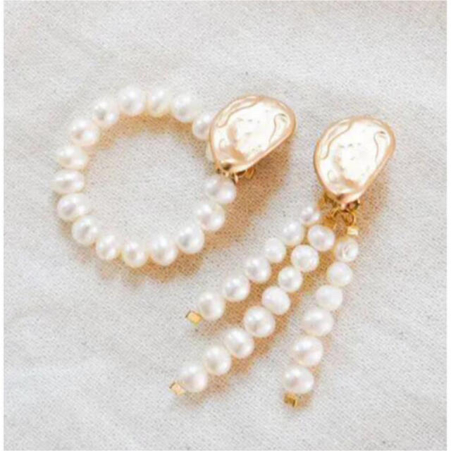 Her lip to(ハーリップトゥ)のHer lip to Asymmetric Pearl Earrings  レディースのアクセサリー(イヤリング)の商品写真