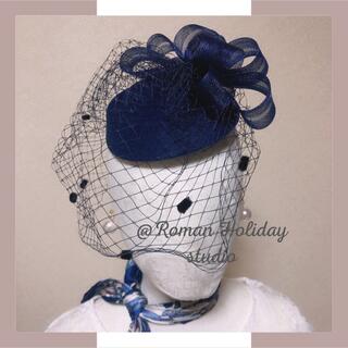 208成人式カクテルハット 結婚式トーク帽 ヘッドドレス ドットチュール 紺色(和装小物)