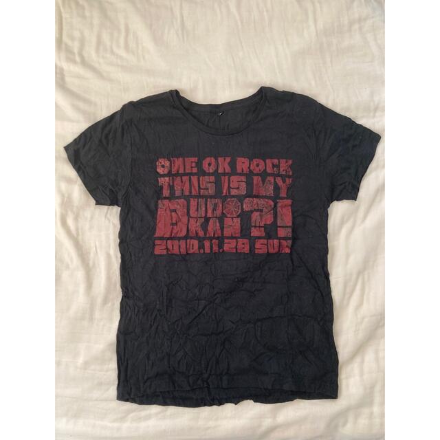 ONE OK ROCK(ワンオクロック)のONE OK ROCK 2010 缶バッジ付きTシャツ エンタメ/ホビーのタレントグッズ(ミュージシャン)の商品写真