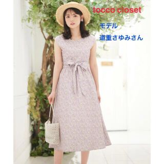 トッコ(tocco)の【美品】トッコ　ウエストりぼん付きスカラップカットフラワープリントワンピース(ひざ丈ワンピース)