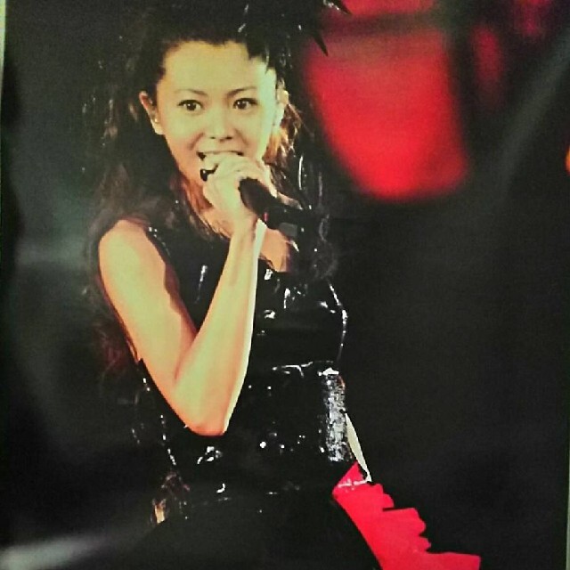 倉木麻衣ロック調ボンテージ風ファッション黒×赤ハロウィンライブ衣装ポスター非売品