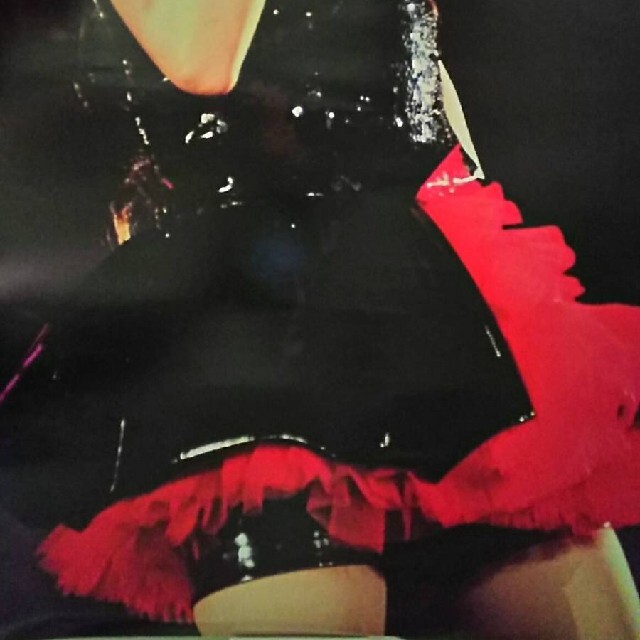 倉木麻衣ロック調ボンテージ風ファッション黒×赤ハロウィンライブ衣装ポスター非売品