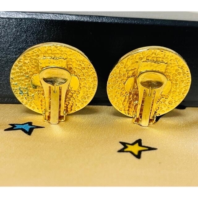 Gianni Versace(ジャンニヴェルサーチ)の美品！ヴェルサーチ　ベルサーチ　イヤリング　大ぶりサイズ　ゴールド　ヴィンテージ レディースのアクセサリー(イヤリング)の商品写真