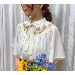 アクシーズファム(axes femme)のaxes femme ひまわり刺繍楊柳ブラウス(シャツ/ブラウス(長袖/七分))