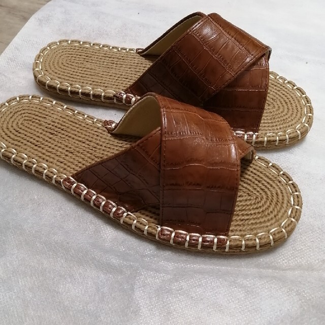 【SESTO】 軽量ソールのクロスベルトフラットサンダル レディースの靴/シューズ(サンダル)の商品写真