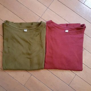 ユニクロ(UNIQLO)のユニクロ　半袖カットソー2枚組　レッドとカーキ(衣装)