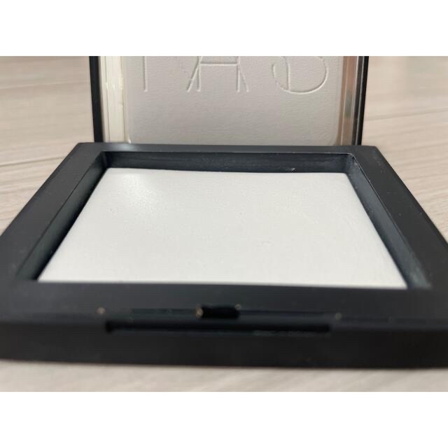 NARS(ナーズ)のライトリフレクティングセッティングパウダー　プレスト コスメ/美容のベースメイク/化粧品(フェイスパウダー)の商品写真