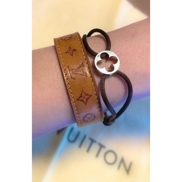 LOUIS VUITTON(ルイヴィトン)のルイヴィトン　ブラスレ　リヤアンプラント、ヌメ革バングル レディースのアクセサリー(ブレスレット/バングル)の商品写真