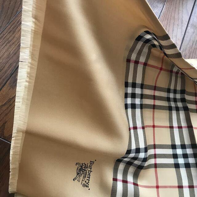 BURBERRY(バーバリー)の専用になりました！バーバリー  未使用シルク　ストール レディースのファッション小物(バンダナ/スカーフ)の商品写真