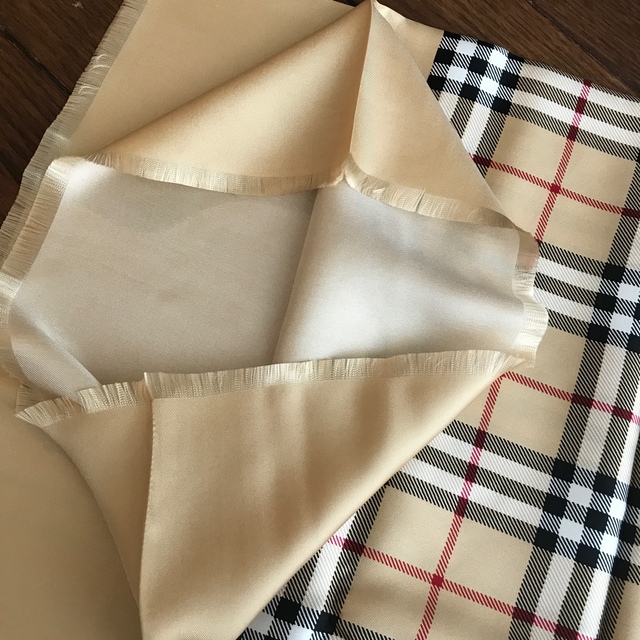 BURBERRY(バーバリー)の専用になりました！バーバリー  未使用シルク　ストール レディースのファッション小物(バンダナ/スカーフ)の商品写真