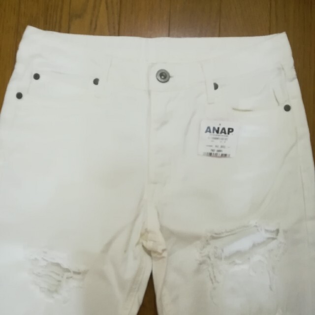 ANAP(アナップ)の新品　ANAP　ホワイト　ダメージデニム　パンツ　M レディースのパンツ(デニム/ジーンズ)の商品写真