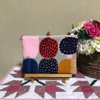 マリメッコ(marimekko)のマリメッコ  生地　ハンドメイド　コンポッティ　ベージュ　フラットポーチ(ポーチ)