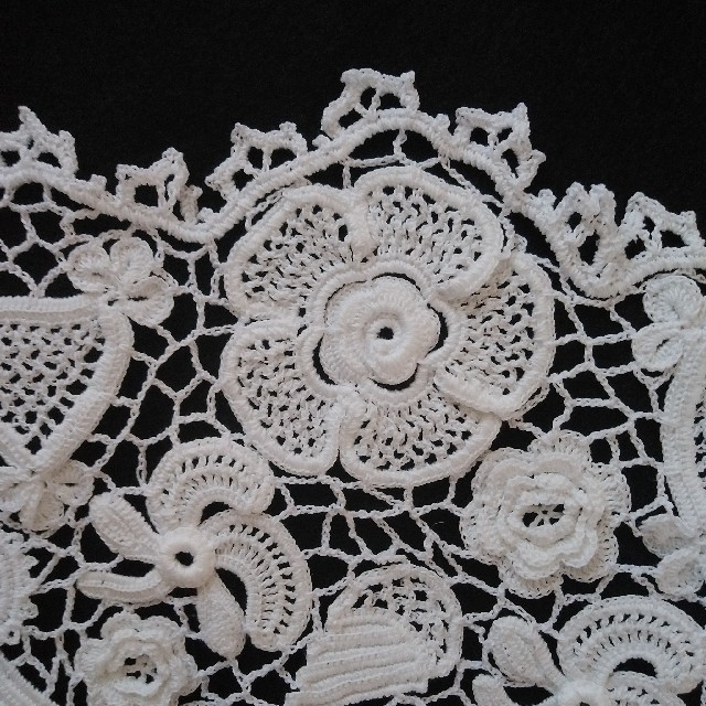 アイリッシュクロッシェレース編みの白いバラのつけ襟