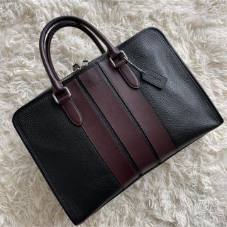 コーチ(COACH)の【美品】COACH ブリーフケース エンボスレザー 黒 A4収納可 チャーム付(ビジネスバッグ)