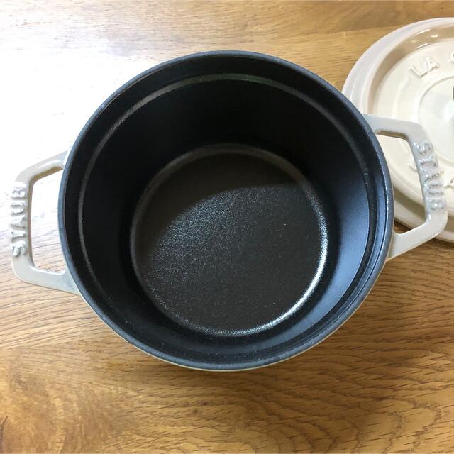 STAUB(ストウブ)の新品　staub ストウブ ココット ラウンド　14cm リネン　ヴィンテージ インテリア/住まい/日用品のキッチン/食器(鍋/フライパン)の商品写真