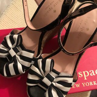 ケイトスペードニューヨーク(kate spade new york)の【最終価格】kate spade サンダル リボン ボーダー 6.5 白黒 厚底(サンダル)