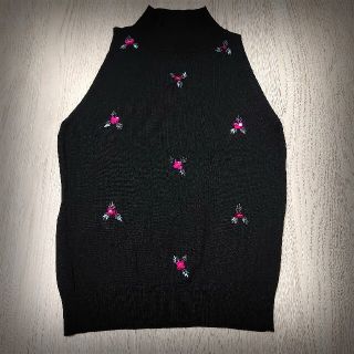 ノースリーブニット　ハイネック　お花刺繍　38サイズ(ニット/セーター)