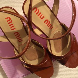 ミュウミュウ(miumiu)の【最終価格】miu miu ウッドサンダル ブラウン系 エナメル  美品(サンダル)