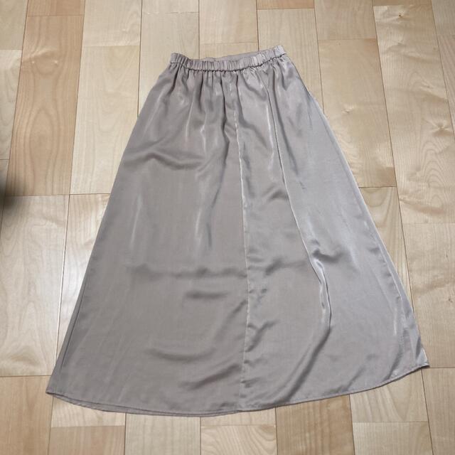 GU(ジーユー)のロングスカート ベージュ 光沢 レディースのスカート(ロングスカート)の商品写真