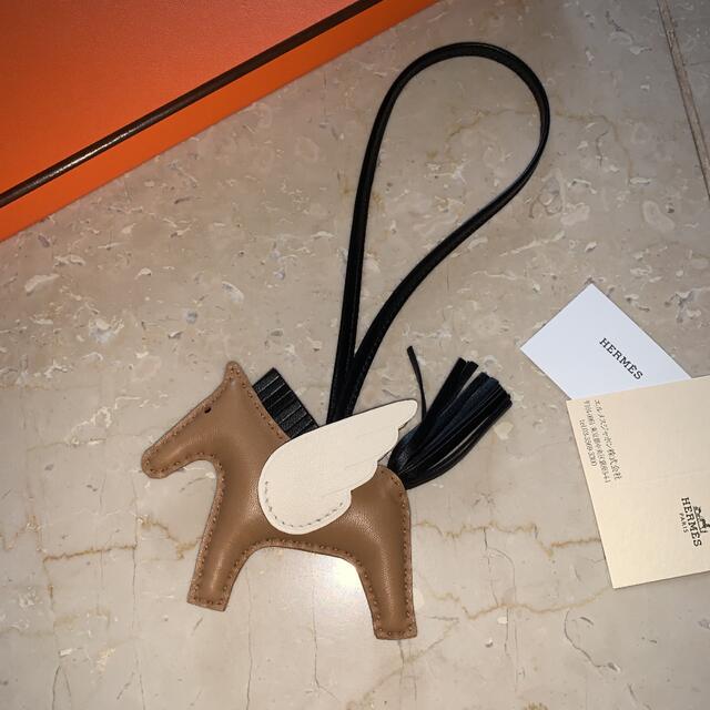 Hermes(エルメス)のHERMES エルメス ペガサス ロデオ PM チャーム セサミ ブラック ナタ レディースのアクセサリー(チャーム)の商品写真