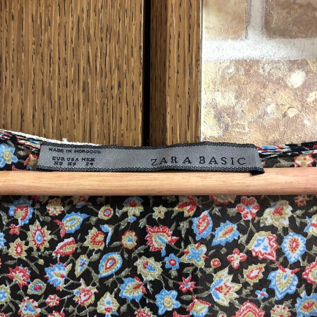 ZARA(ザラ)のZARA ザラ 黒の花柄 半袖 ブラウス カットソー レディースのトップス(カットソー(半袖/袖なし))の商品写真