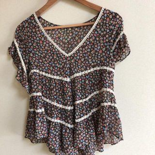 ザラ(ZARA)のZARA ザラ 黒の花柄 半袖 ブラウス カットソー(カットソー(半袖/袖なし))