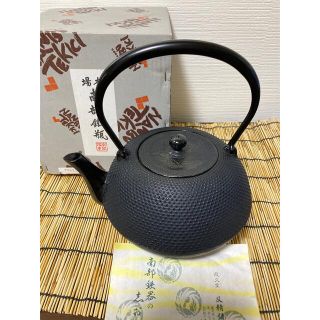 新品、未使用品、共箱、栞付　南部及精鋳造所(鳳文堂)造　２２型アラレ　南部鉄瓶