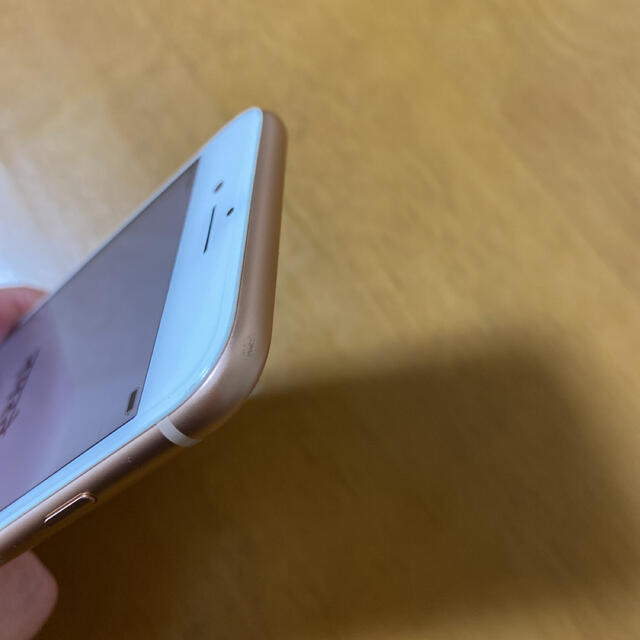 iPhone(アイフォーン)のiPhone 8 Gold 64 GB ※SIMロックあり スマホ/家電/カメラのスマートフォン/携帯電話(スマートフォン本体)の商品写真