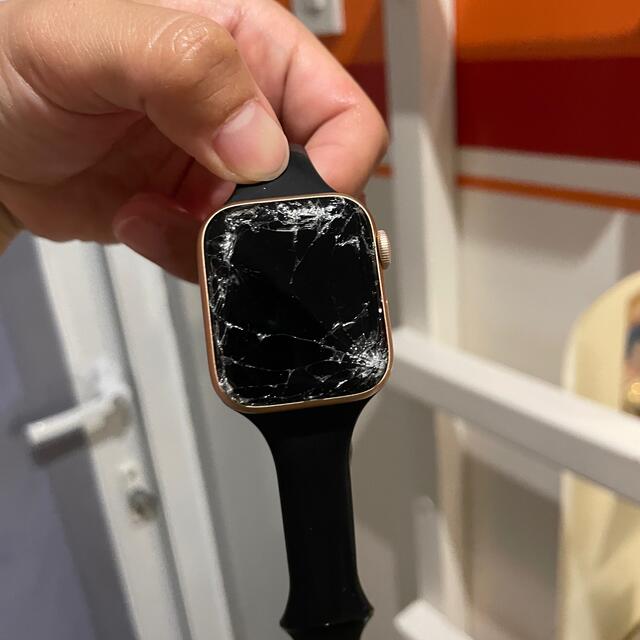 Apple Watch(アップルウォッチ)のひび割れ　Apple Watch series5 GPS40mm メンズの時計(腕時計(デジタル))の商品写真