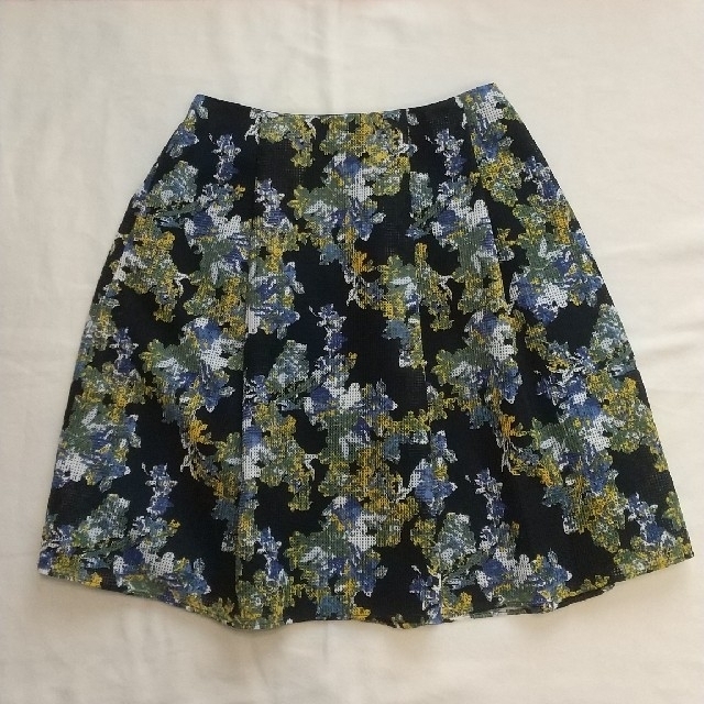 UNTITLED(アンタイトル)のUNTITLED　スカート　花柄　サイズ２ レディースのスカート(ひざ丈スカート)の商品写真