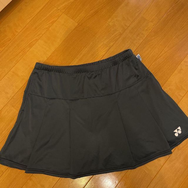 YONEX(ヨネックス)の美品　ヨネックス  黒フレアースコート 　O スポーツ/アウトドアのテニス(ウェア)の商品写真