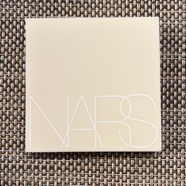 NARS(ナーズ)の【値下げ】【新品未開封】NARS 限定ミラー　ベージュ レディースのファッション小物(ミラー)の商品写真