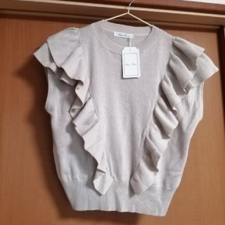 シマムラ(しまむら)の新品☆フリルニット　ラッフルスリーブトップス　Mサイズ　エクリュ　薄ベージュ(Tシャツ(半袖/袖なし))