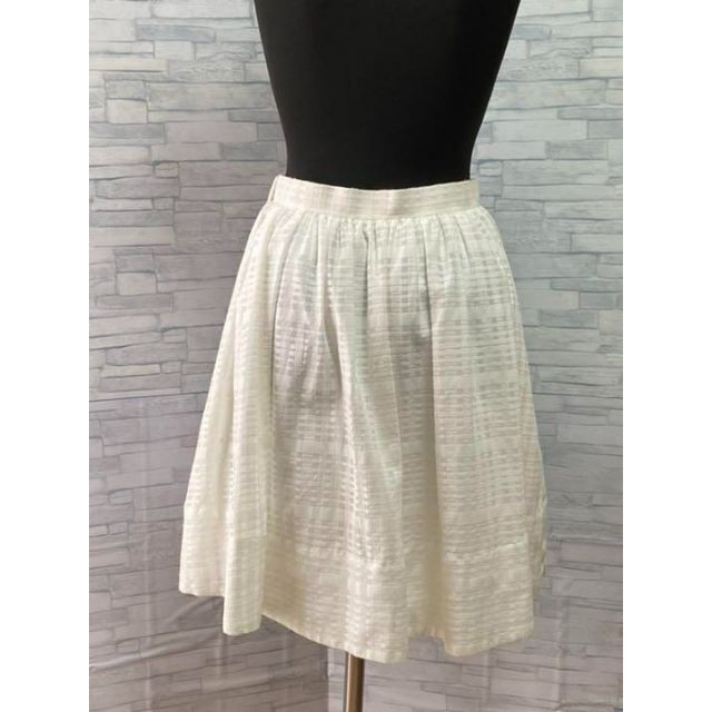 GRACE CONTINENTAL(グレースコンチネンタル)の美品　グレースコンチネンタル　白スカート　サイズS レディースのスカート(ひざ丈スカート)の商品写真