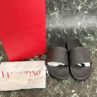 ヴァレンティノ(VALENTINO)のVALENTINO VLTN エンボス スライド サンダル ロゴ ラバー メンズ(サンダル)