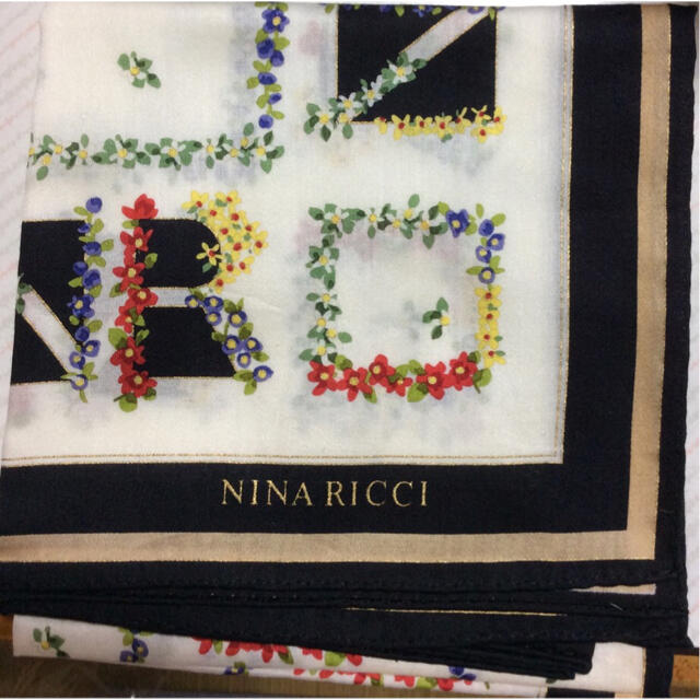 NINA RICCI(ニナリッチ)のNINA RICCI ハンカチ 大判 花柄 ブラック レディースのファッション小物(ハンカチ)の商品写真