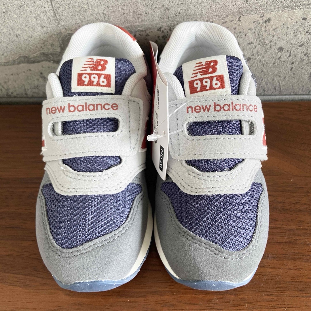 New Balance(ニューバランス)の【新品】15.5センチ グレー×レッド ニューバランス スニーカー キッズ キッズ/ベビー/マタニティのキッズ靴/シューズ(15cm~)(スニーカー)の商品写真