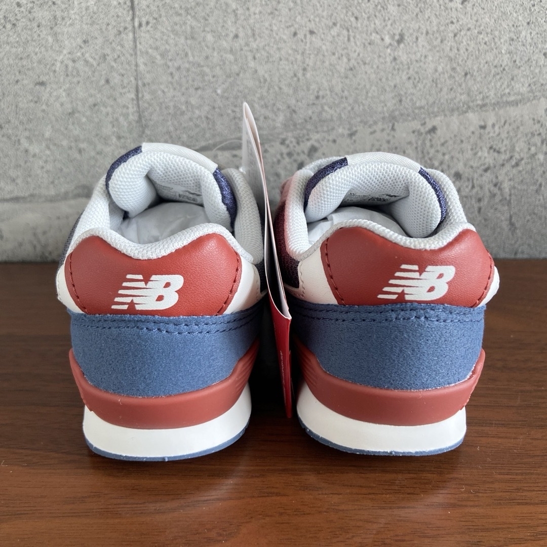 New Balance(ニューバランス)の【新品】15.5センチ グレー×レッド ニューバランス スニーカー キッズ キッズ/ベビー/マタニティのキッズ靴/シューズ(15cm~)(スニーカー)の商品写真