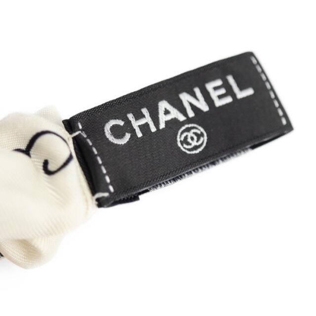 CHANEL(シャネル)のCHANEL シャネル  シュシュ その他ファッション雑貨 AA8028 シルク   アイボリー ブラック  ココシャネル ヘアアクセサリー 髪まとめ ヘアゴム ファッション小物 【本物保証】 レディースのファッション小物(その他)の商品写真