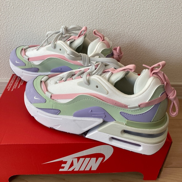 NIKE(ナイキ)の新品　NIKE AIR MAX FURYOSA エアマックスフュリオサ パープル レディースの靴/シューズ(スニーカー)の商品写真