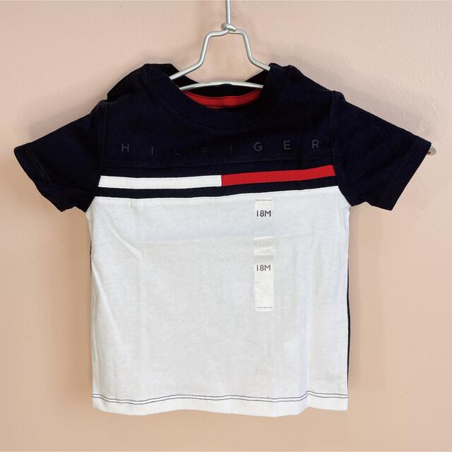 TOMMY HILFIGER(トミーヒルフィガー)の【80cm新品】トミーヒルフィガー・ボーイズTシャツ/トップス/ネイビー キッズ/ベビー/マタニティのベビー服(~85cm)(Ｔシャツ)の商品写真