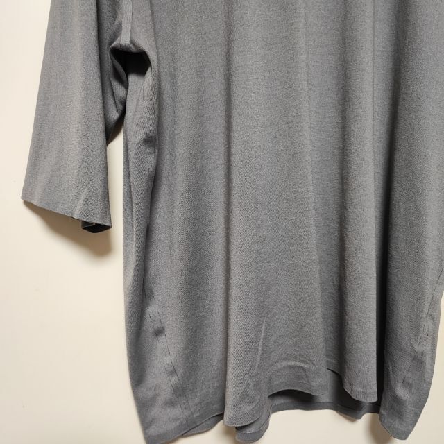 DESCENTE(デサント)のDESCENTE★ポリエステル★5分袖Tシャツ★グレー メンズのトップス(Tシャツ/カットソー(半袖/袖なし))の商品写真