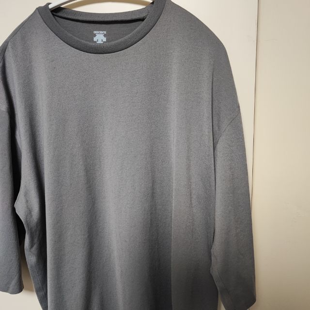 DESCENTE(デサント)のDESCENTE★ポリエステル★5分袖Tシャツ★グレー メンズのトップス(Tシャツ/カットソー(半袖/袖なし))の商品写真